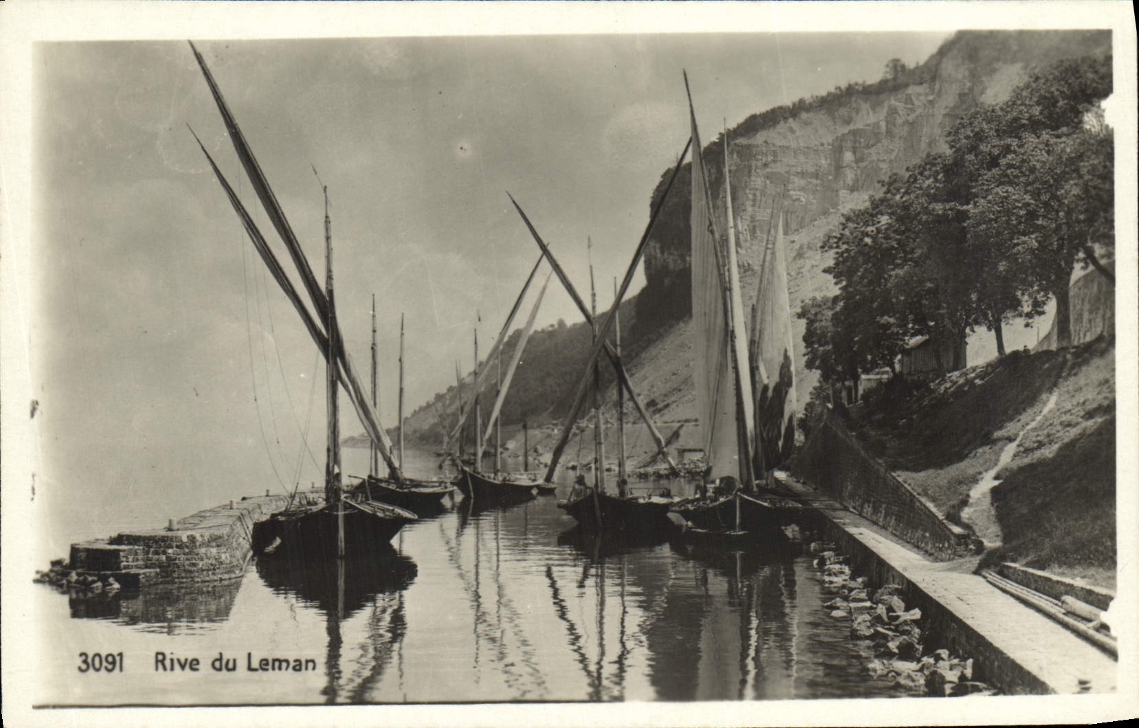 VINTAGE POSTCARD Bank of Leman Switzerland Boats