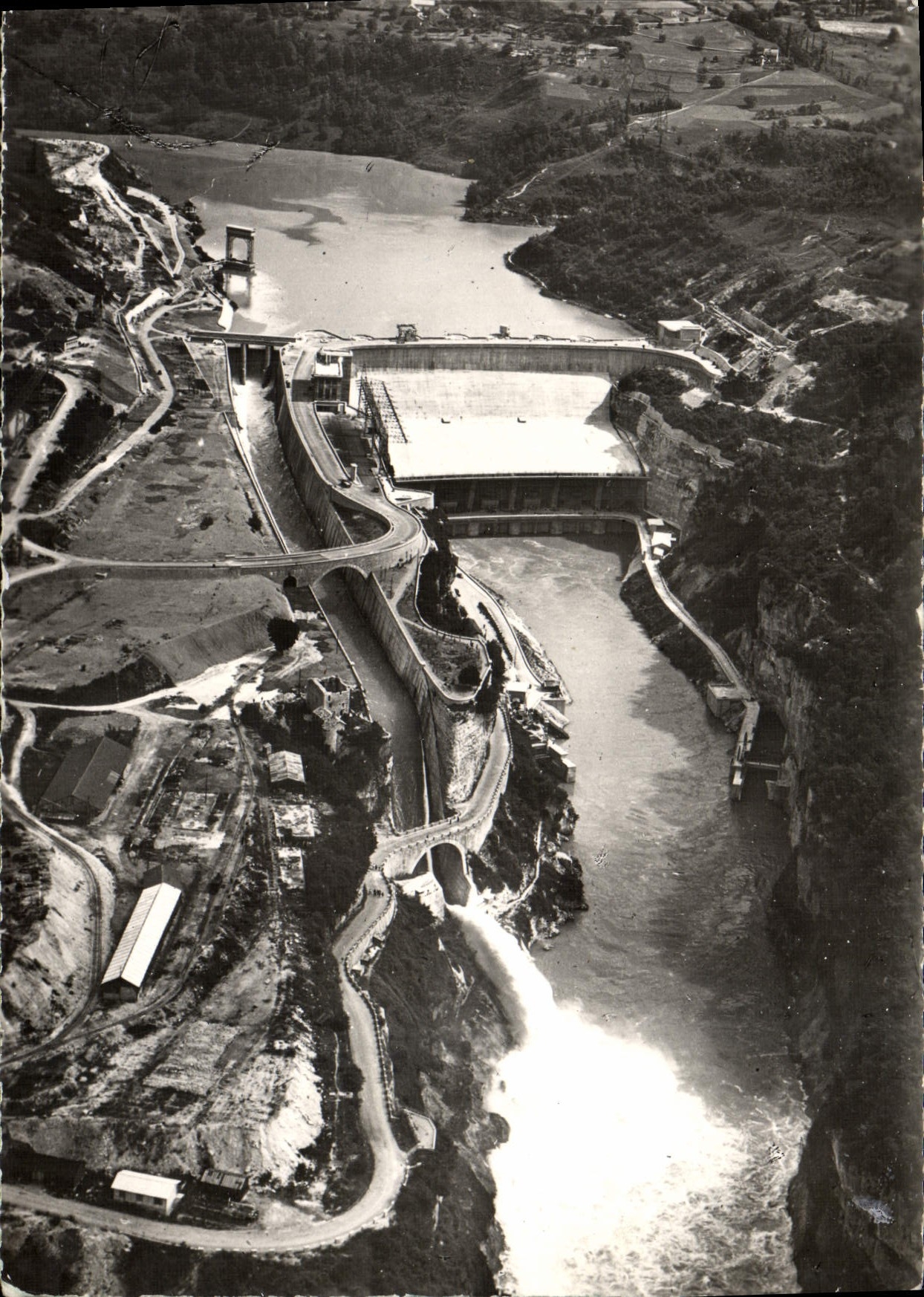 CPM Le Barrage De Genissiat sur le Rhone Vue Generale Aerienne Aval au ler plan le saut de ski