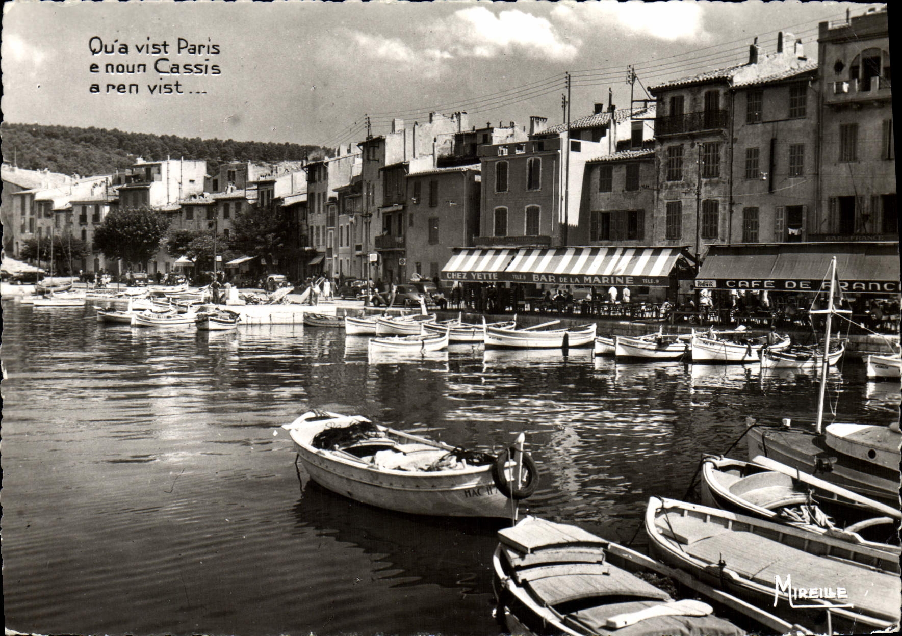 CPM Cassis sur Mer Le quai des Baux Bateaux Bar de la Marine Cafe de France