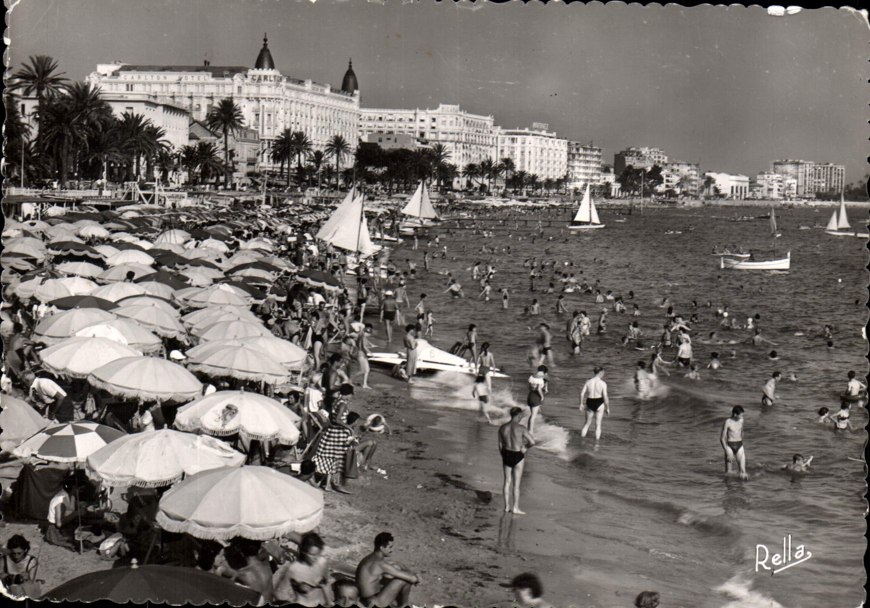 CPM La Cote D'Azur Cannes La Plage de la Croisette