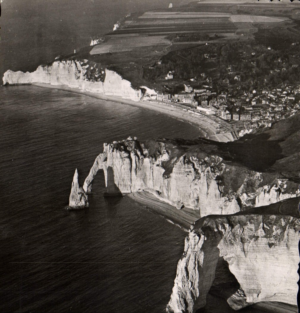 CPM En Normandie Etretat Vue aerienne Les Portes et l'Aiguille