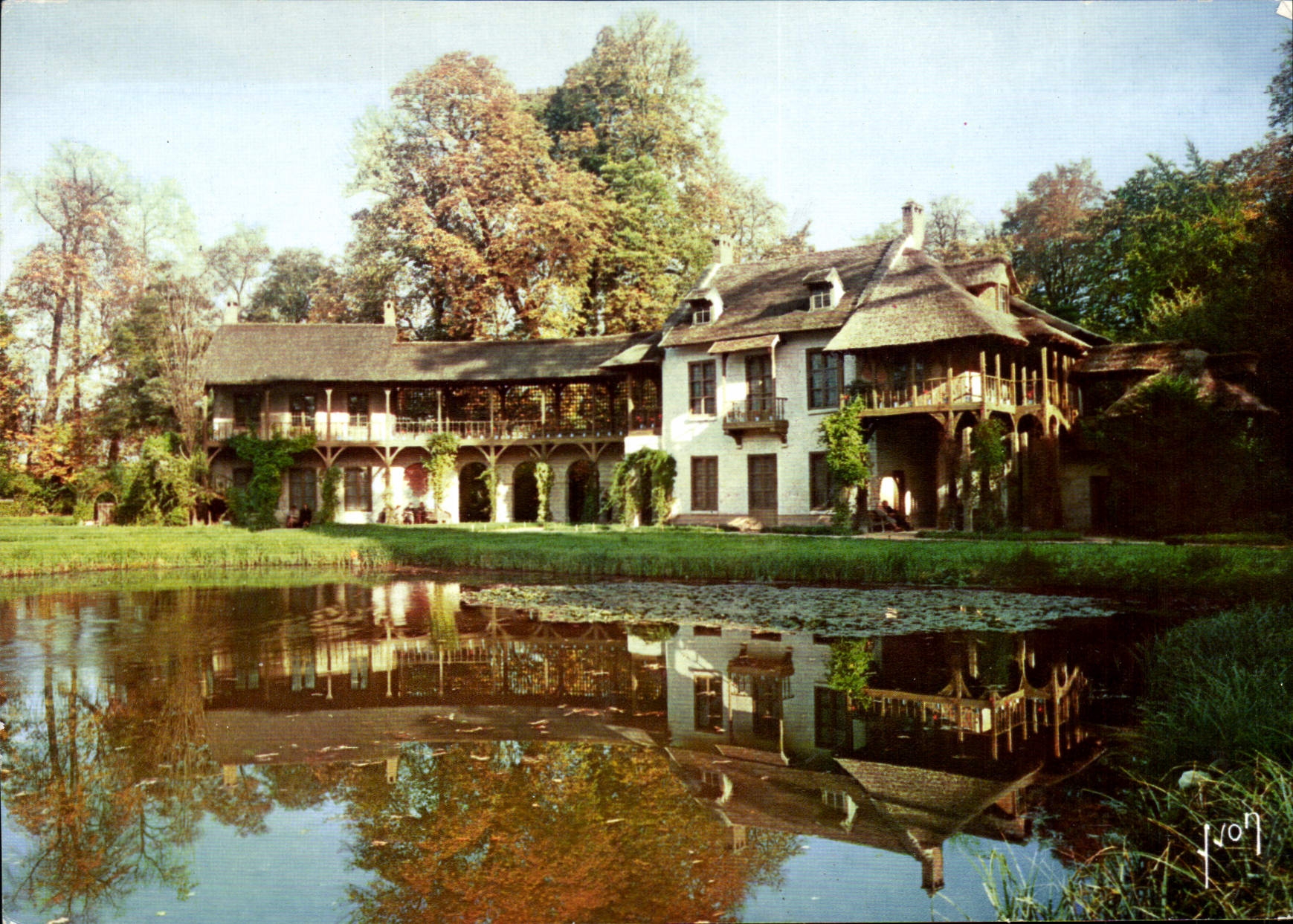 CPM Chateau de Versailles petit Tranon Maison de la Reine