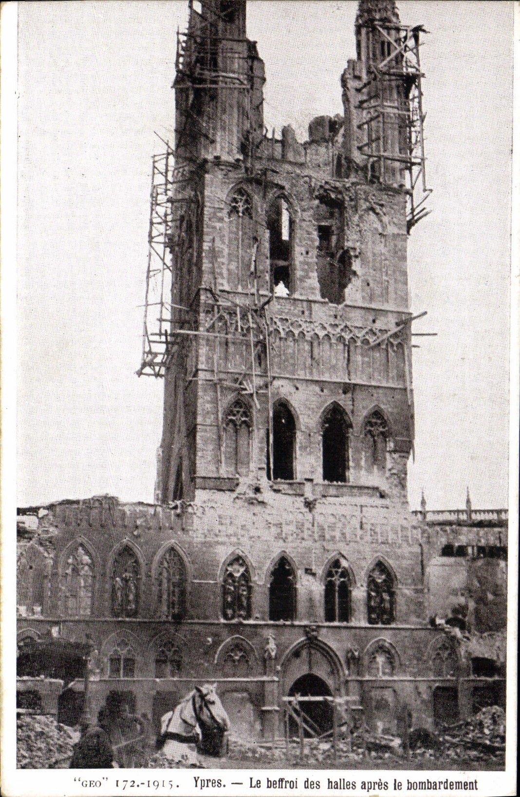 POSTAL Ypres de la VENDIMIA el campanario de una iglesia de los mercados después del bombardeo de Militaria