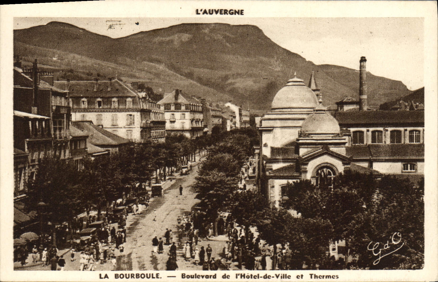 CPA L'Auvergne La Boulevard de L'Hotel de Ville et Thermes