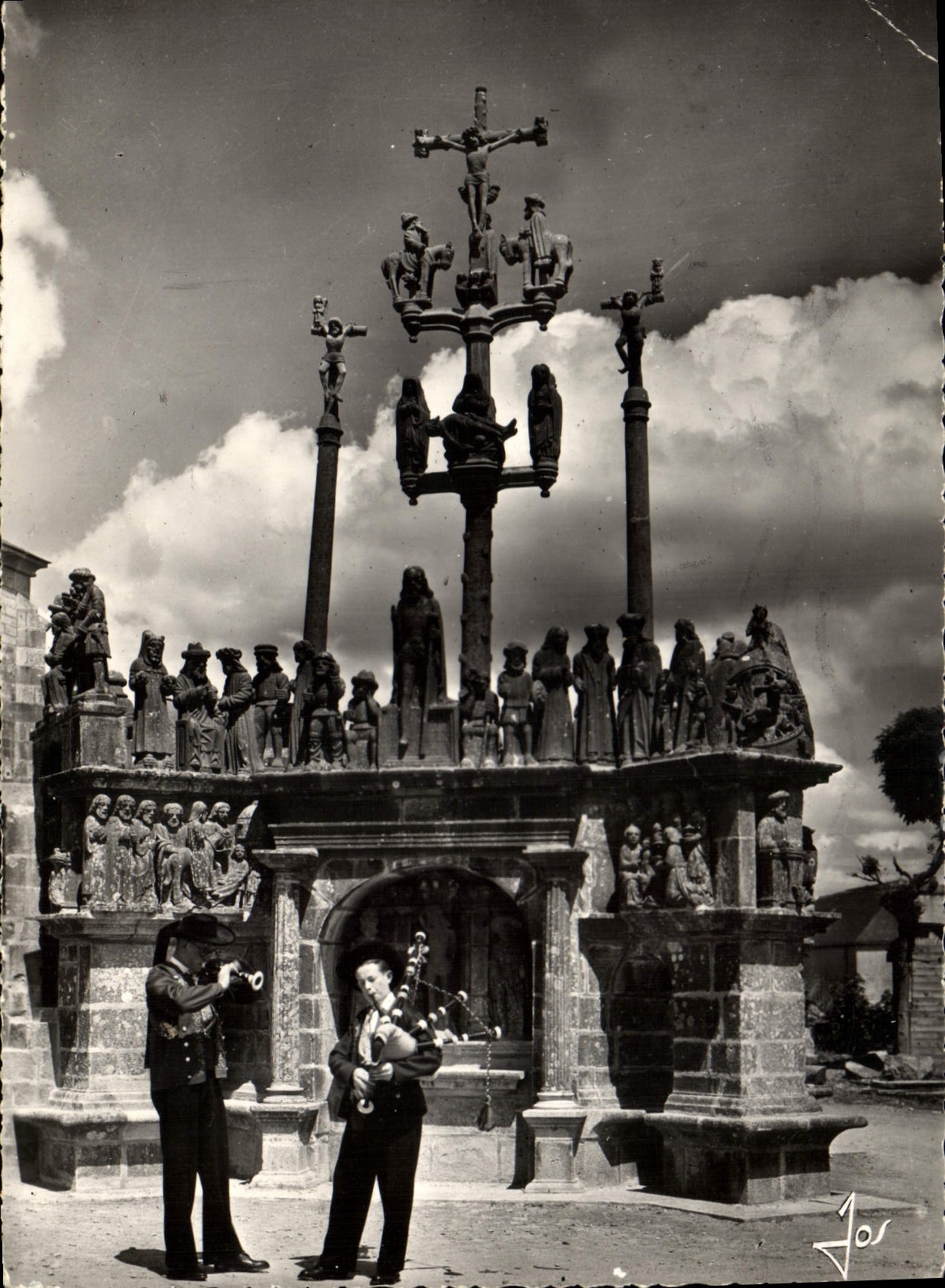 MODERN CARD Brittany Plougastel Daoulas Yellows bell ringers of Plougastel in front of the great martyrdom Bagpipe Folklore