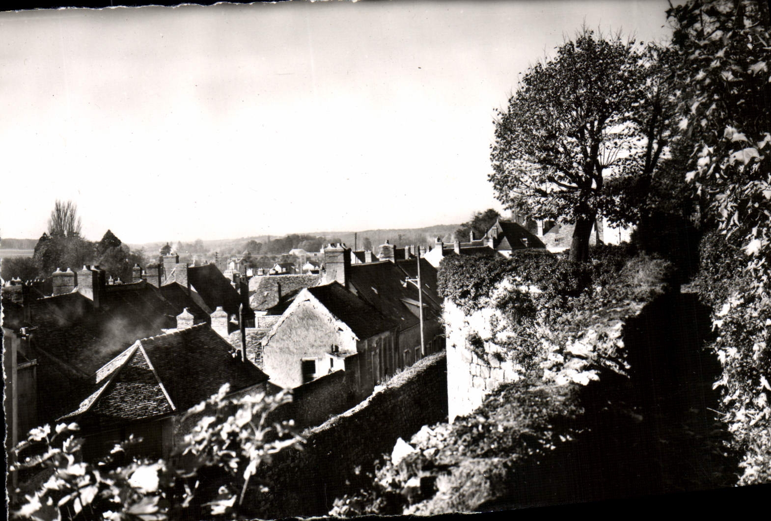 MODERN CARD Dourdan Courtine south of the Castle Seen on the low city