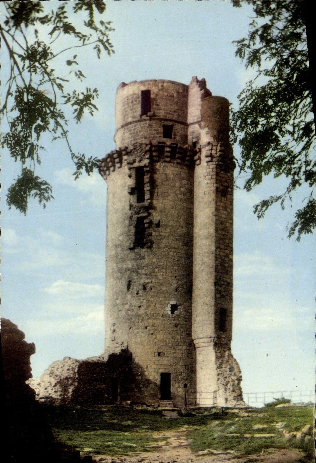MODERN CARD Montlhery the Tower and ruins of a Castle
