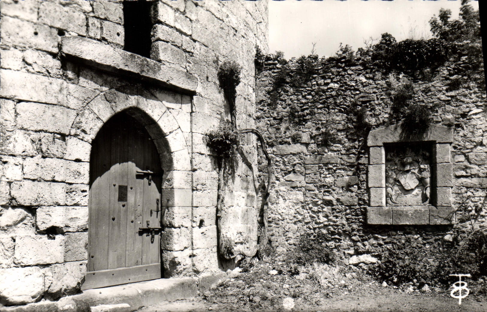 MODERN CARD Dourdan the Castle beginning 12th Entry of the Keep