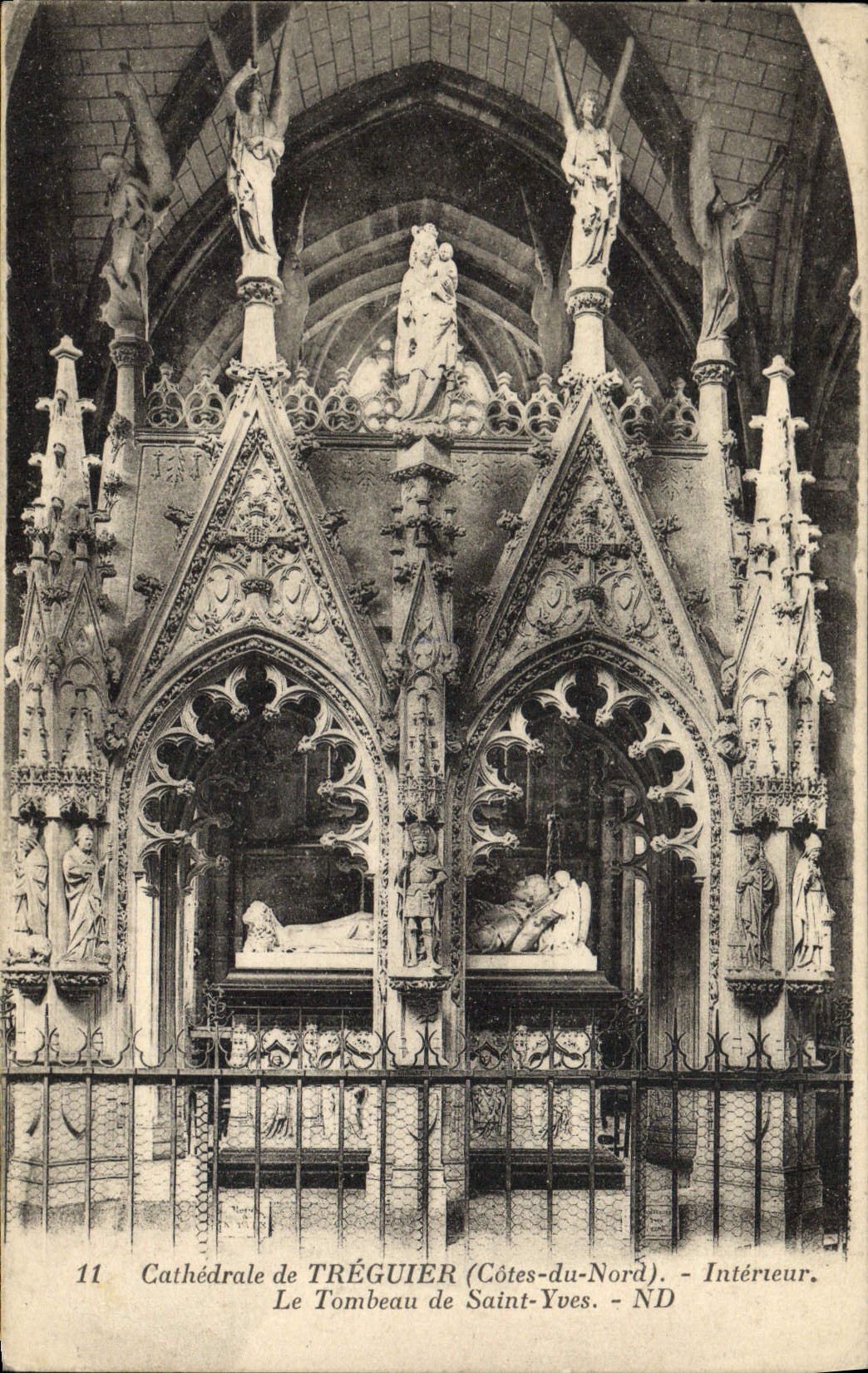 CPA Cathedrale de Treguier Interieur Le Tombeau de Saint Yves