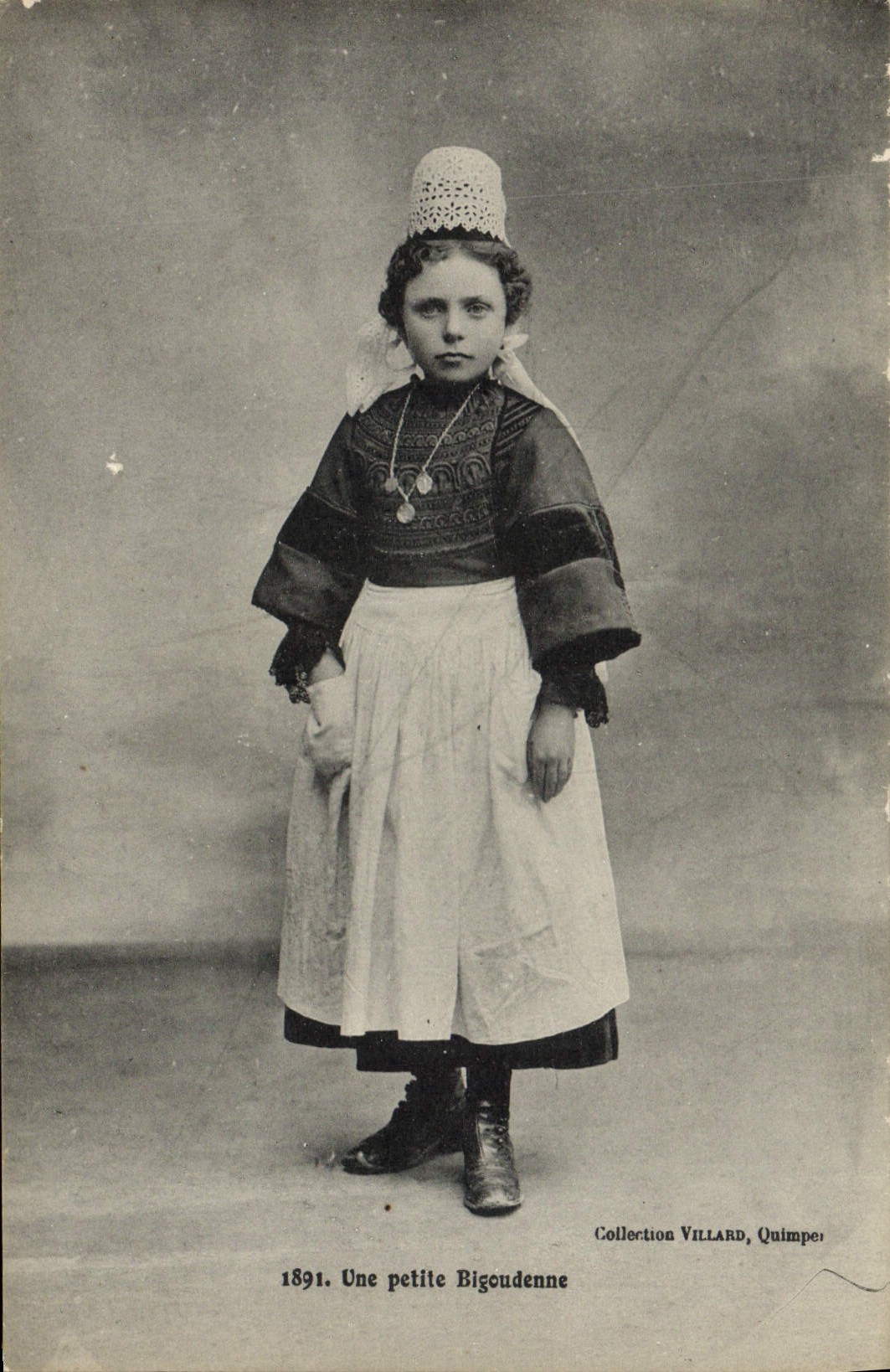 CPA Une petile Bigoudenne Folklore Costume 