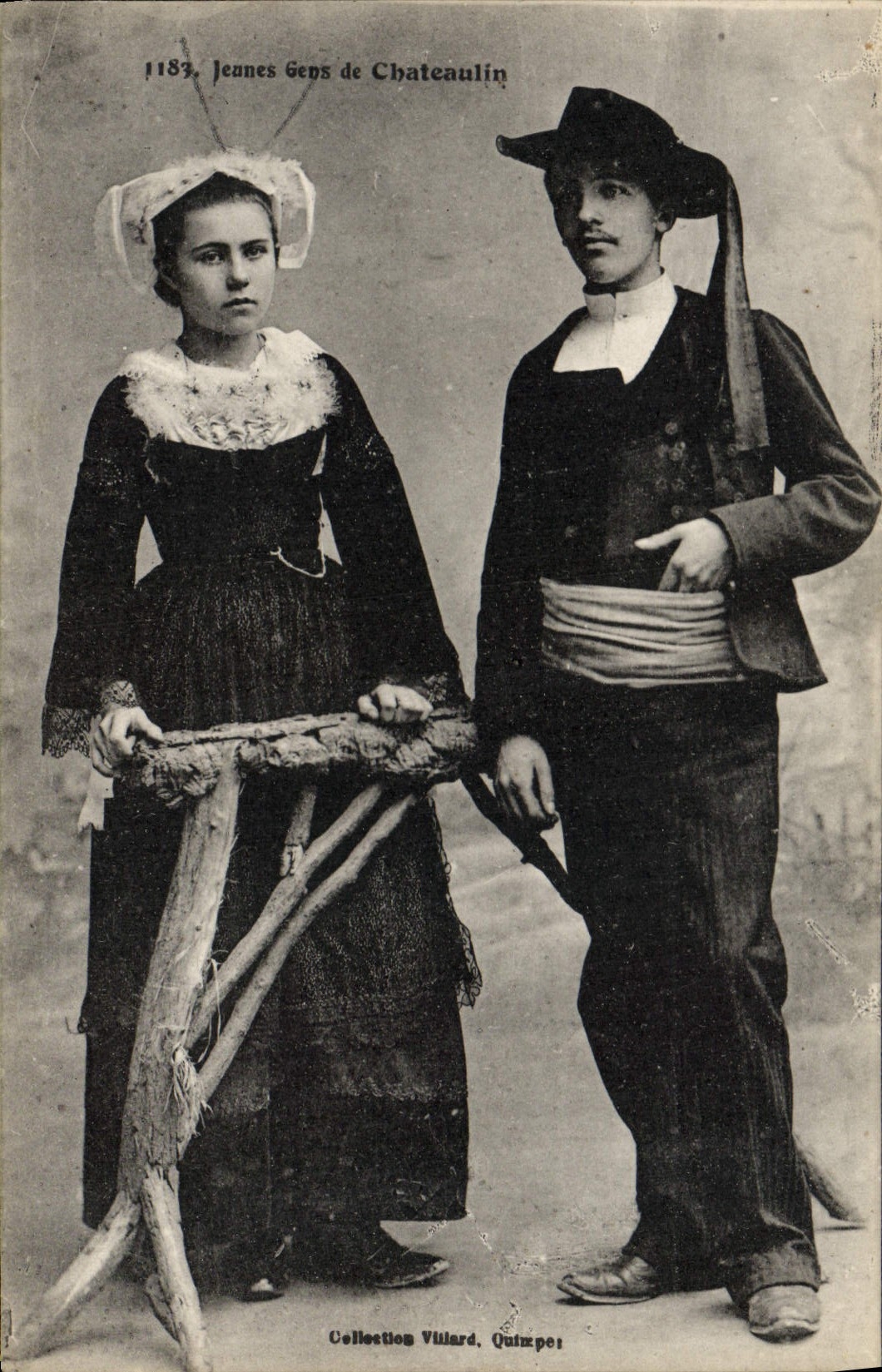 CPA Jeanes Gens de Chateaulin Folklore 