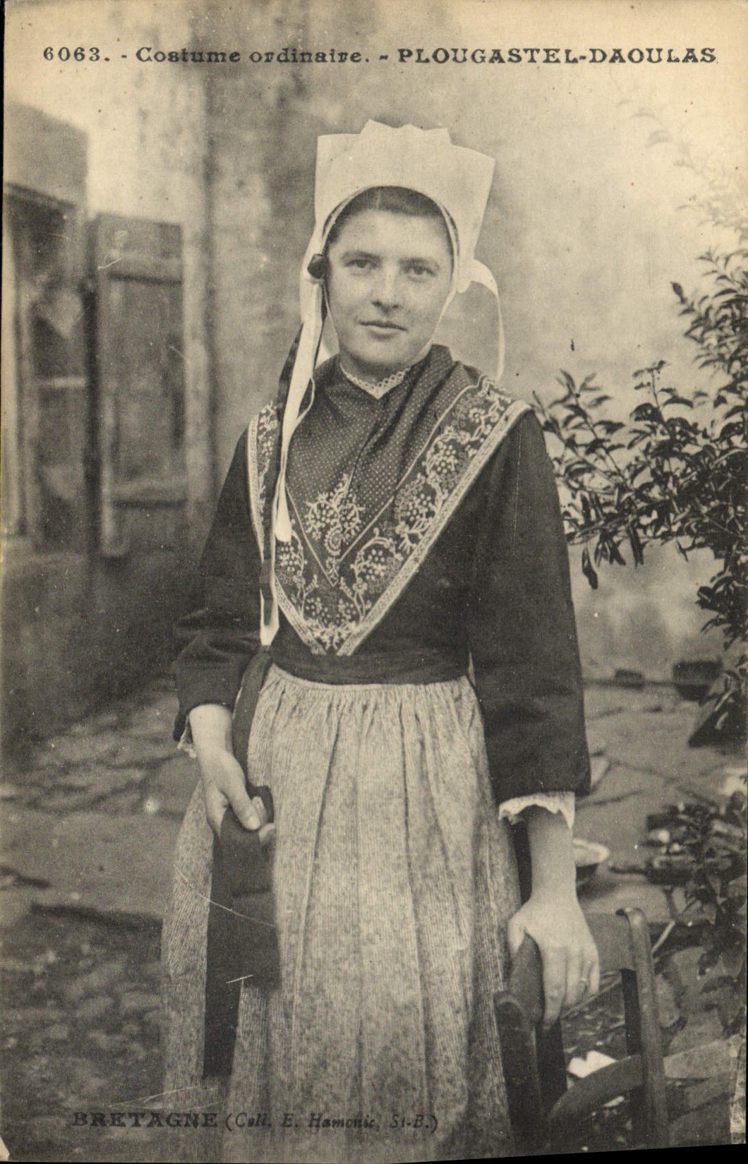 CPA Costumes Ordinaire Plougastel Daoulas Folklore 