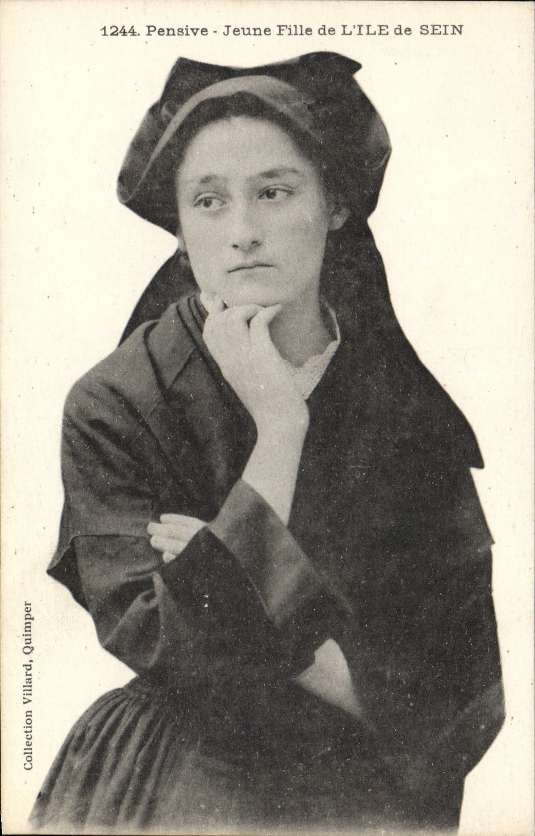 CPA Pensive Jeune Fille de L'Ile de Sein Folklore 