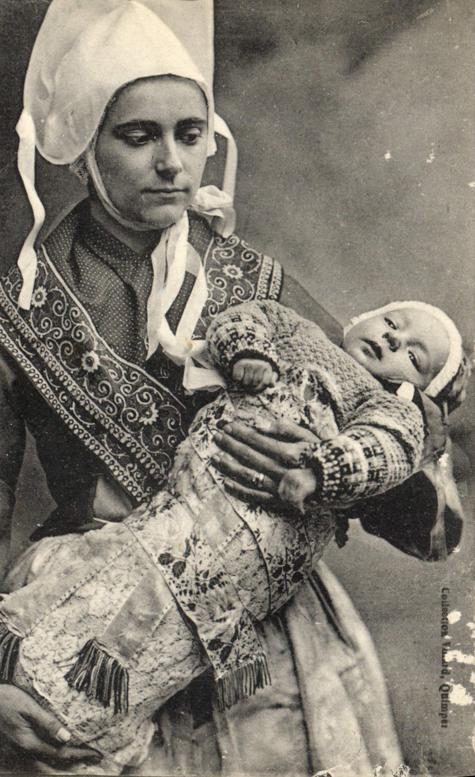 CPA Un bebe de Plougastel DAoulas Folklore 