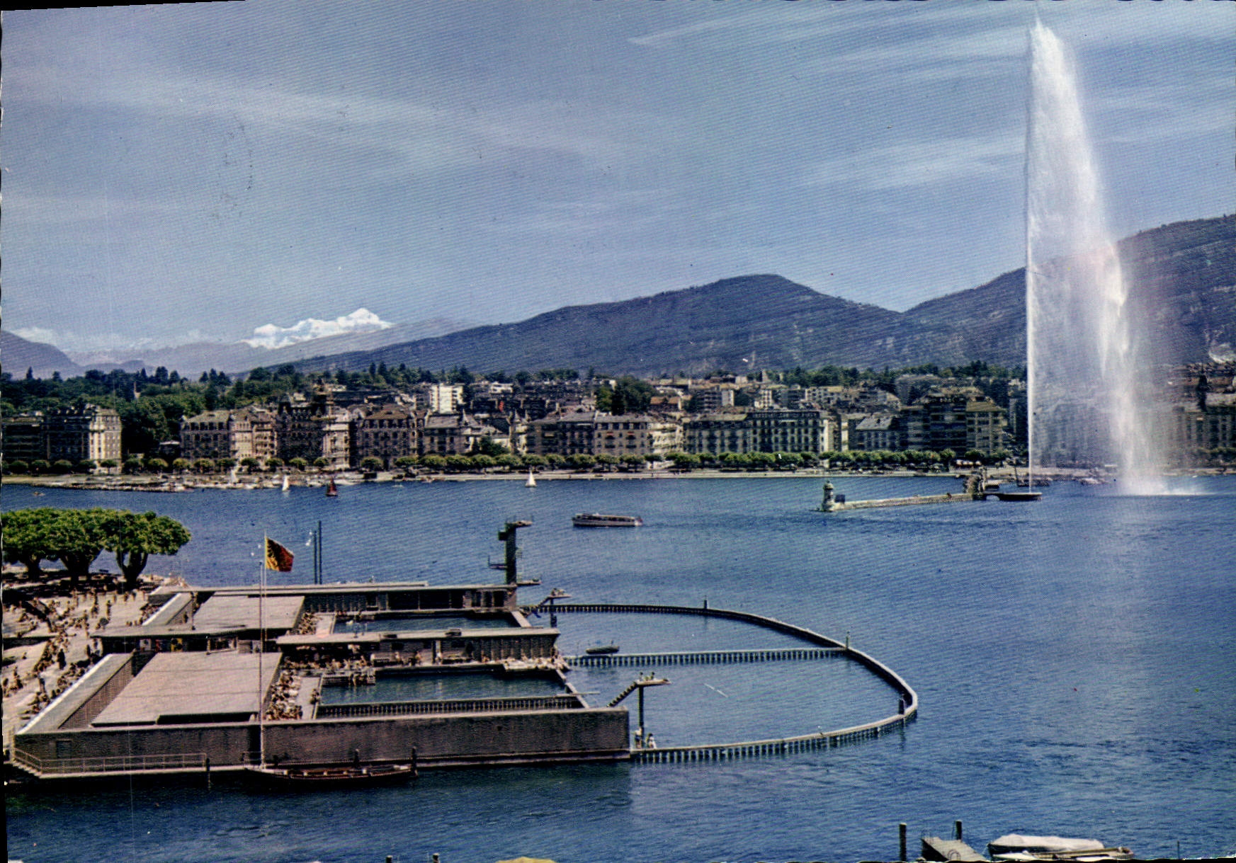 CPM Geneve La Rade le Jet d'Eau et le Mont Blanc