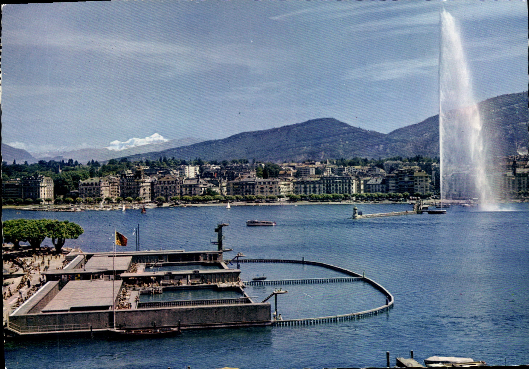 CPM Geneve La Rade le Jet d'Eau et le Mont Blanc