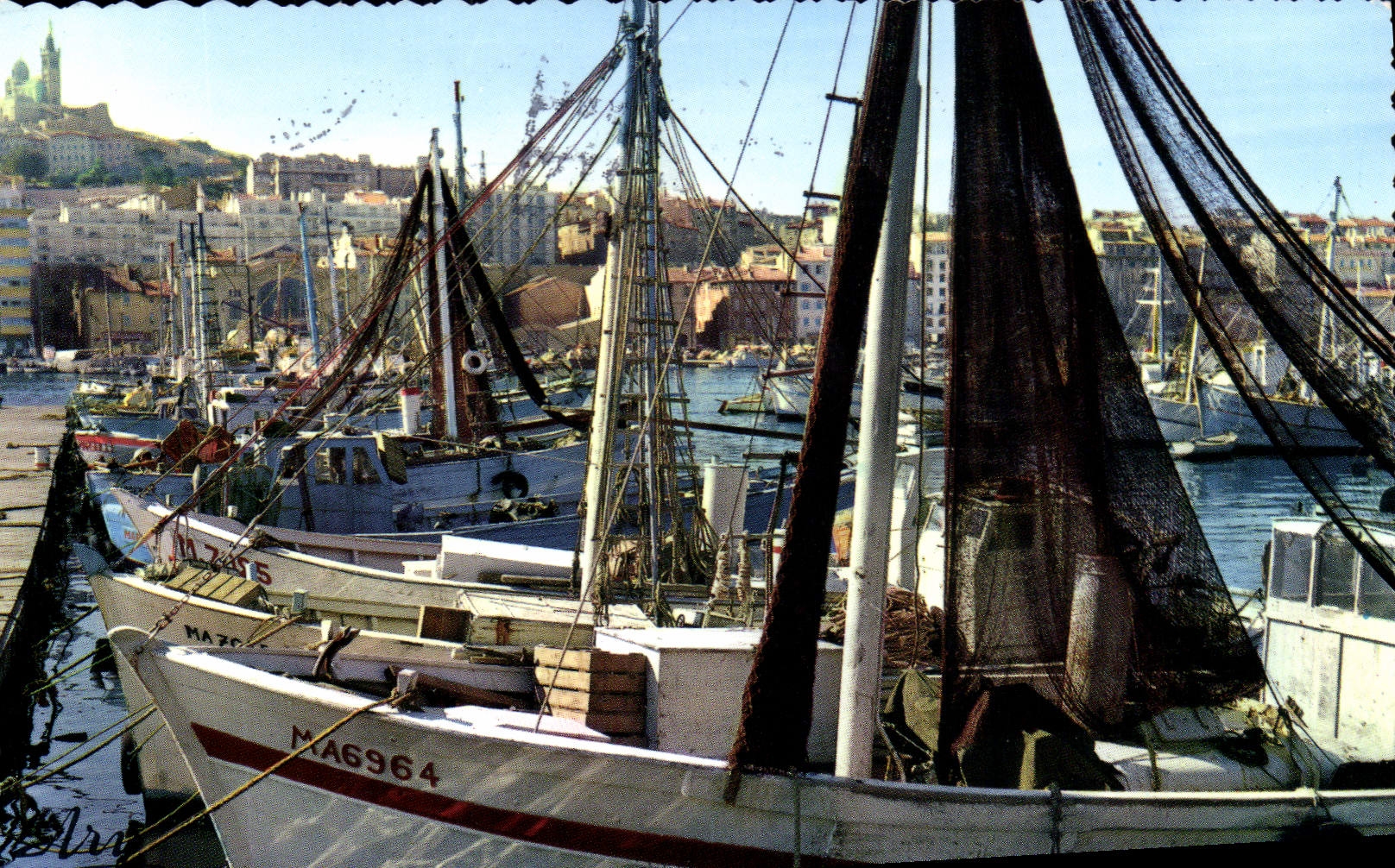 CPM Marseille Chalutiers dans le vieux port Bateaux