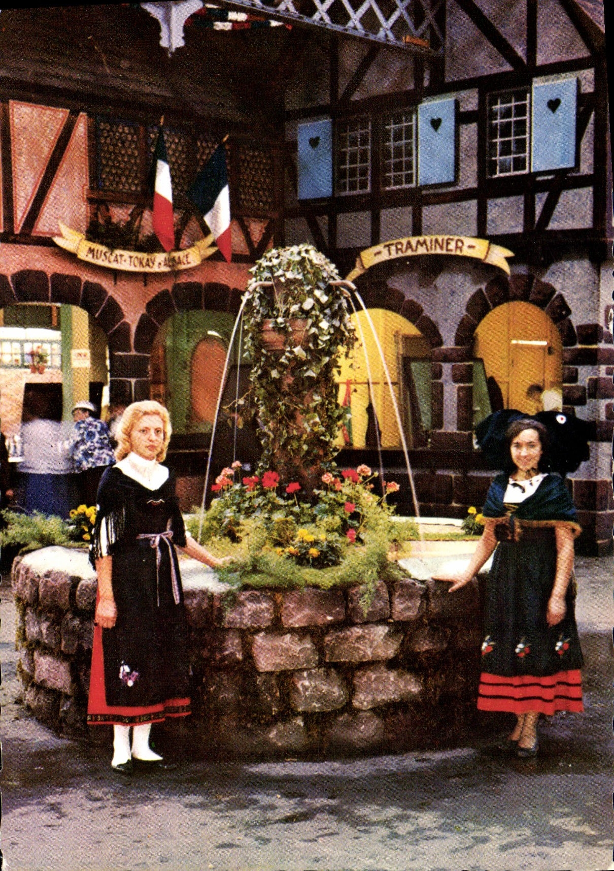 CPM Foire Regionale Des Vins D'Alsace Colmar Halles aux vins Alsaciennes Folklore 