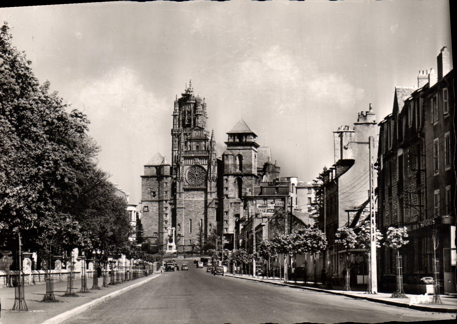 CPM Rodez La cathedrale Et Avenue Victor Hugo