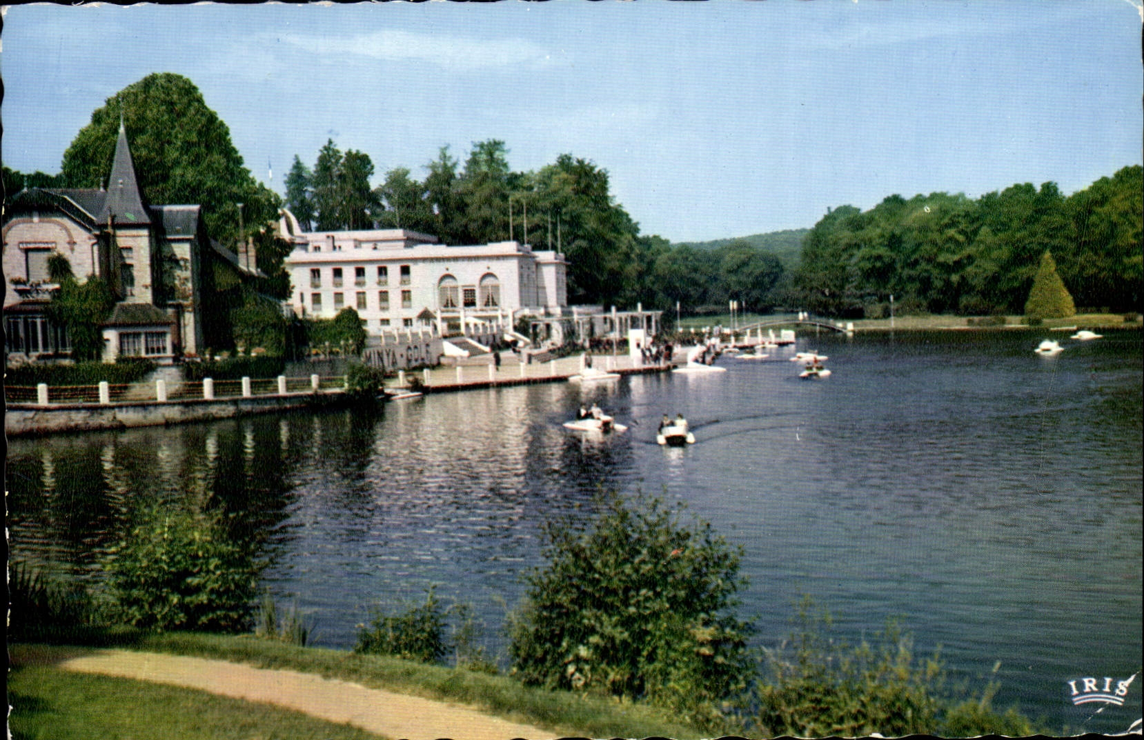 CPM Bagnoles De L'Orne Le Casino Du Lac Et Les Pedalos