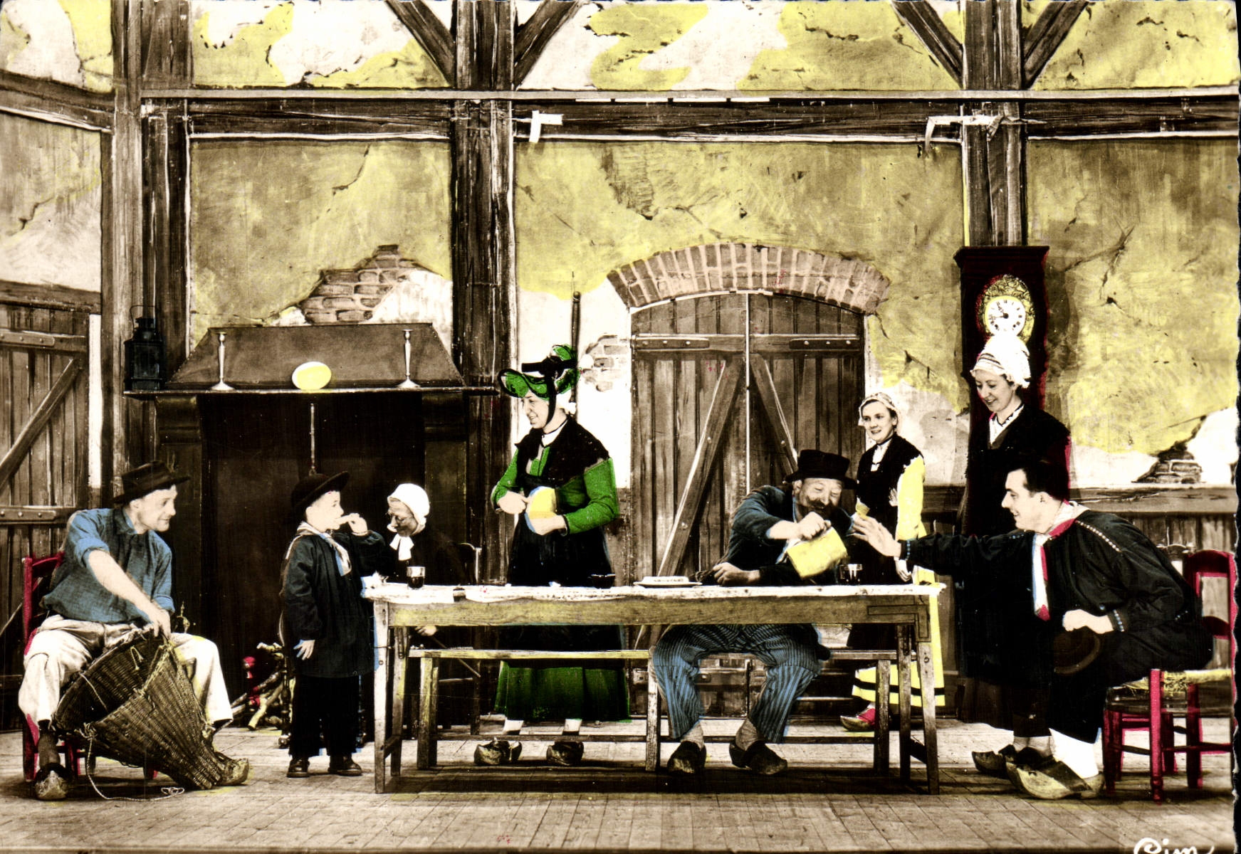 CPM Costumes Du Bourbonnais Les Troubadours Montluconnais Veillee bourbonnaise Folklore 