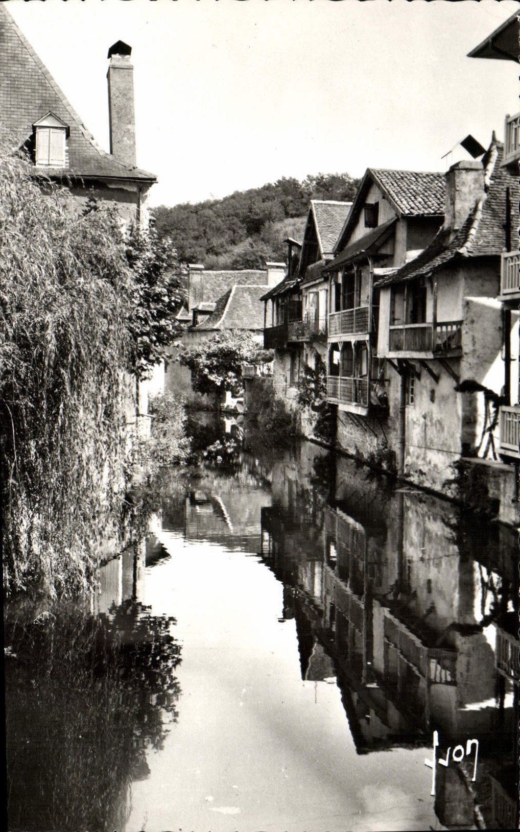 MODERN CARD Dirtied De Bearn Old women Houses On Saleys