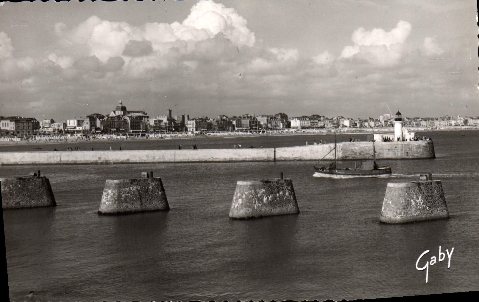 POSTAL MODERNA Sables d'Olonne entrado del puerto y del barco de la playa