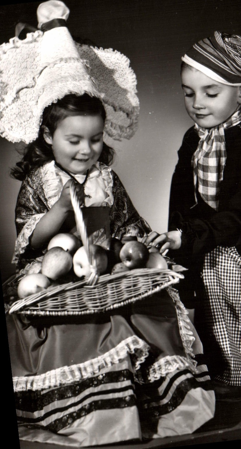 Normando de la POSTAL de la VENDIMIA pequeño los niños del folklore