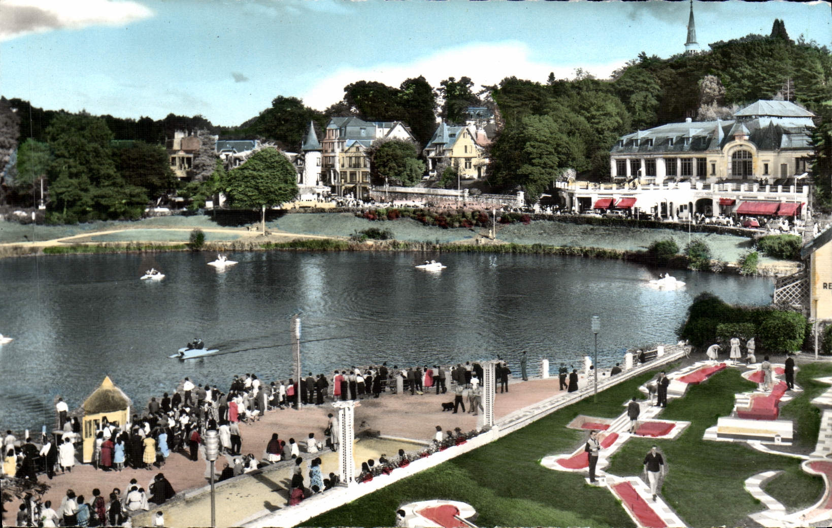 CPM Station Thermale De Bagnoles De L'Orne Un Coin Du Lac Et Le Casino Des Thermes