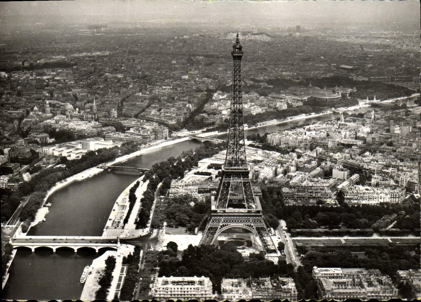 CPM Avion Au Dessus De Paris La Tour Eiffel