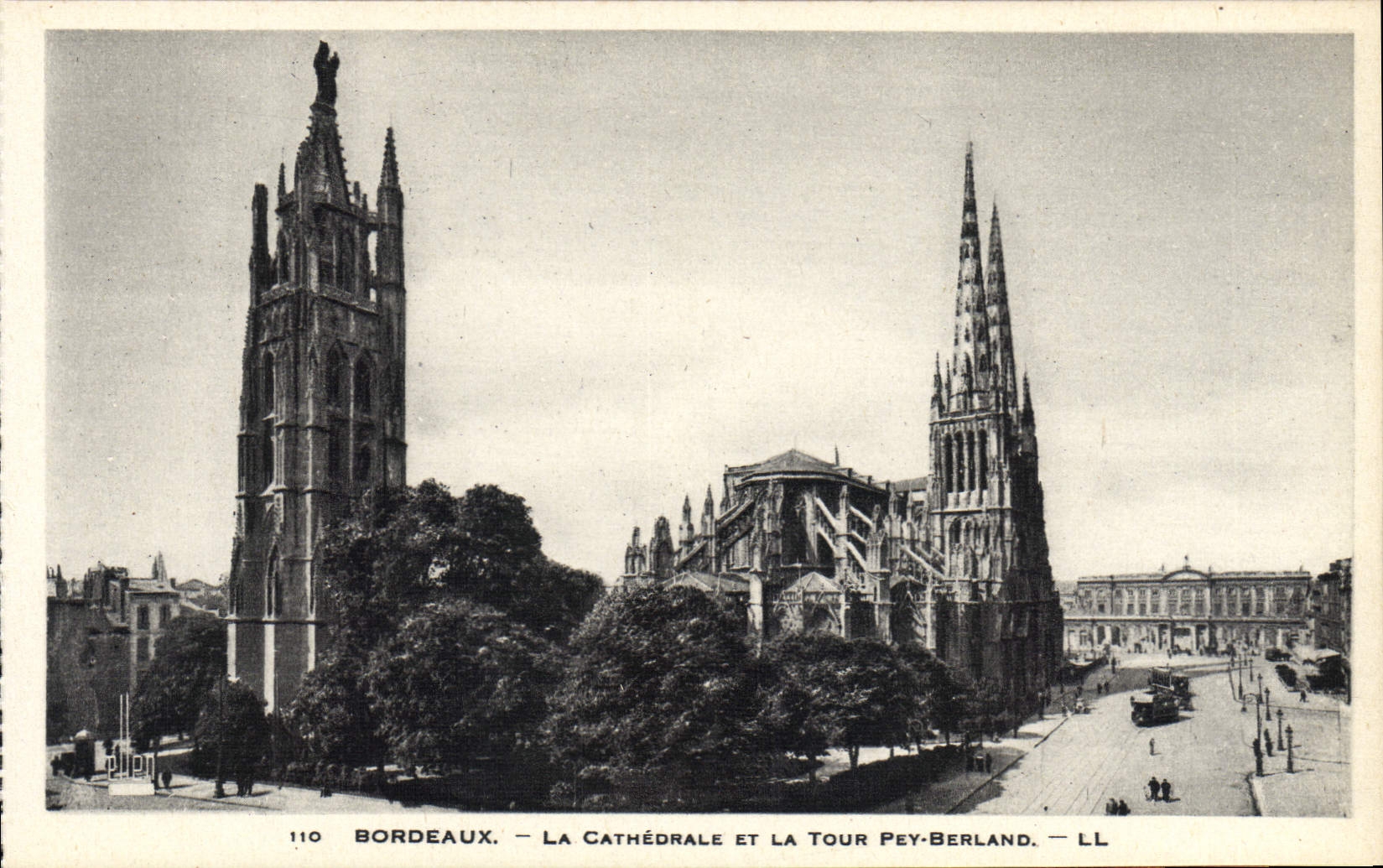 CPA Bordeaux la Cathedrale Et La Tour Pey Berland
