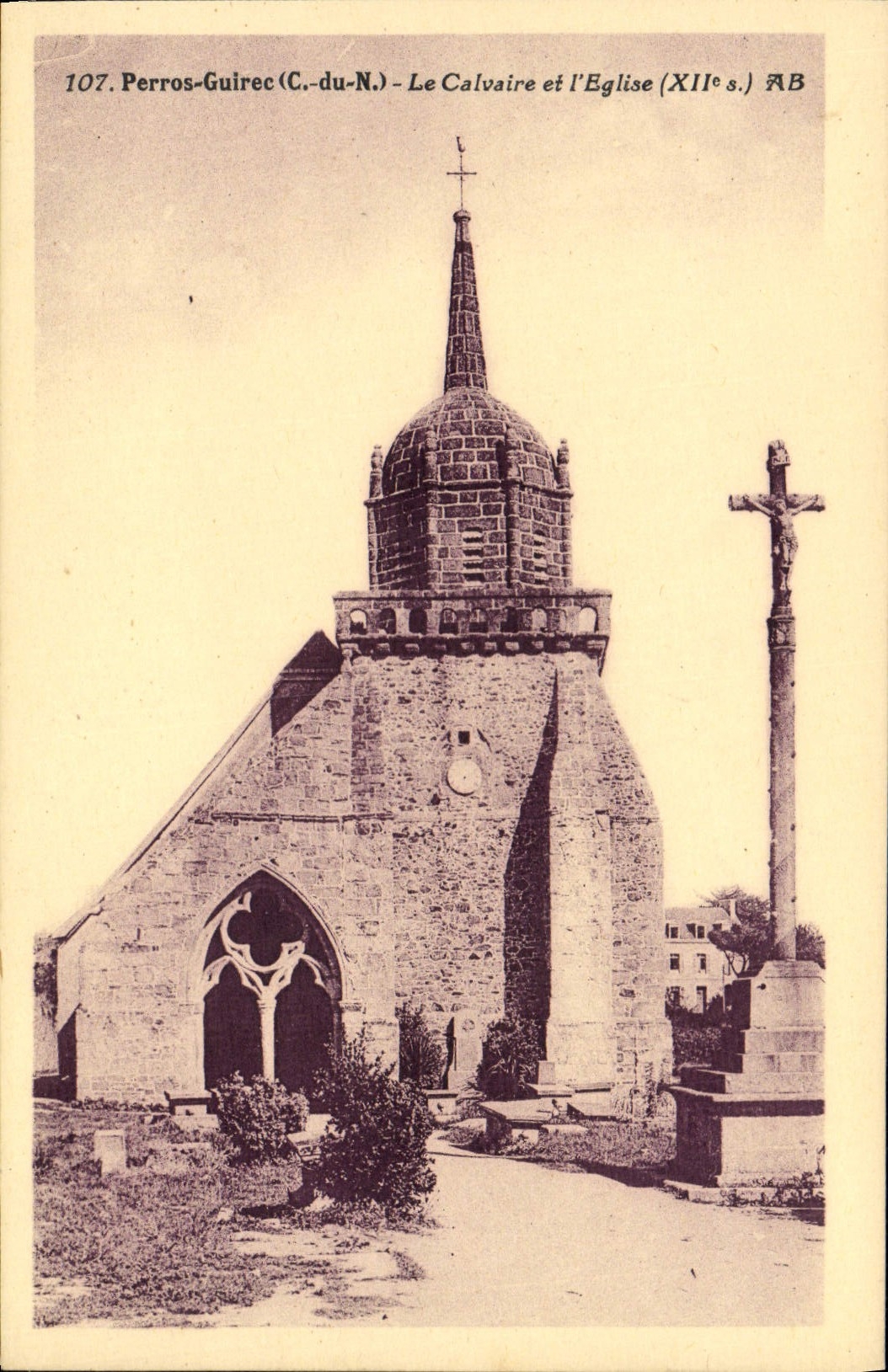 CPA Perros Guirec Le Calvaire Et l'Eglise