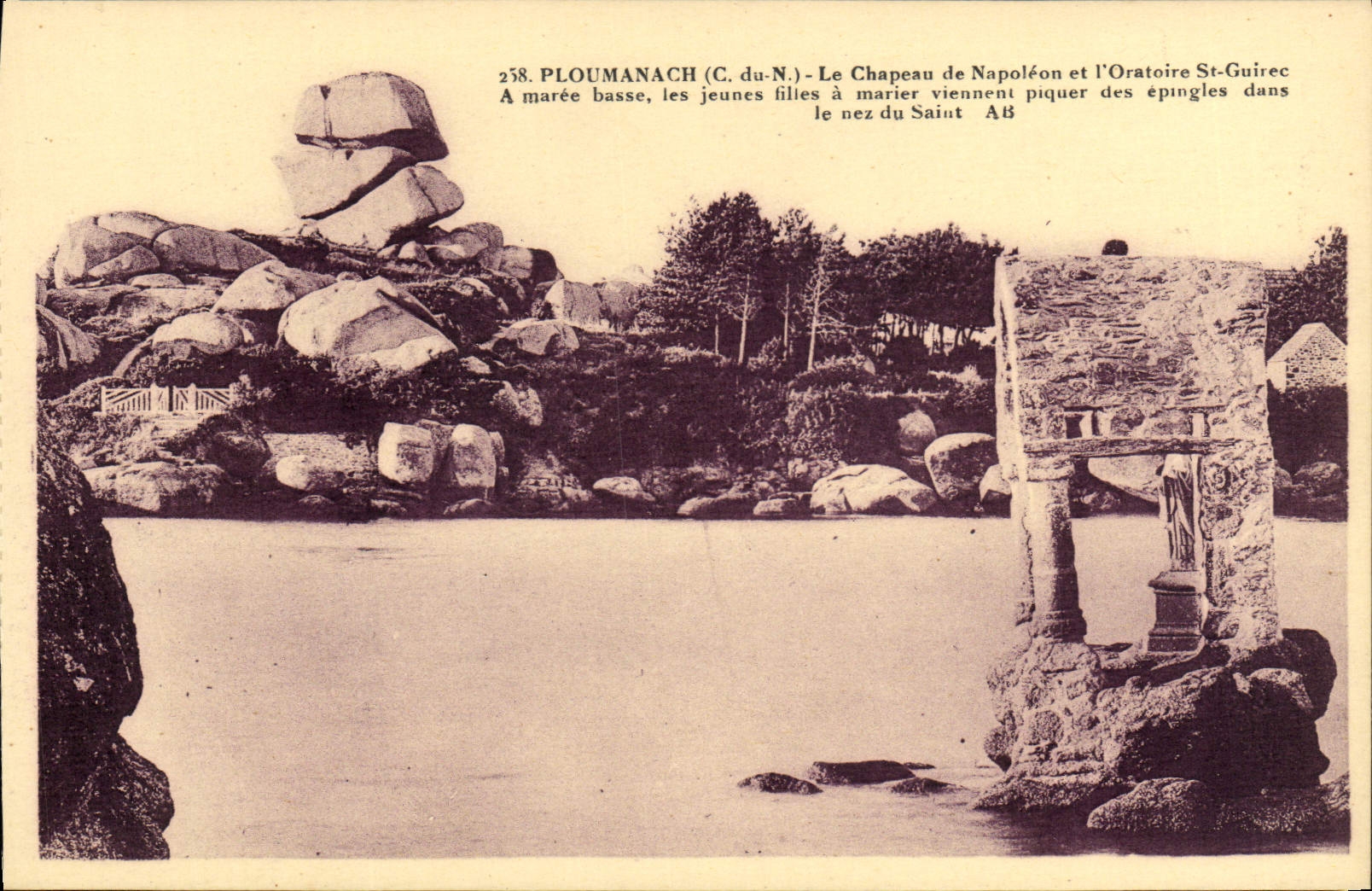 POSTAL Perros Guirec de la VENDIMIA el sombrero de Napoleon y del St Guirec del oratorio