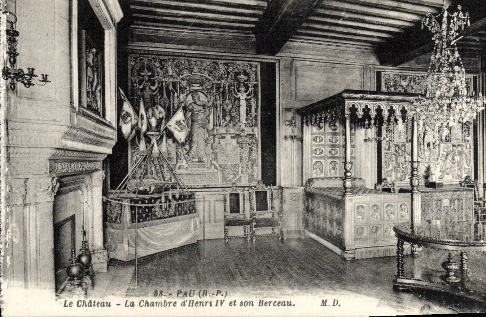 VINTAGE POSTCARD Pau the Castle the Room Of Henri IV And His Cradle