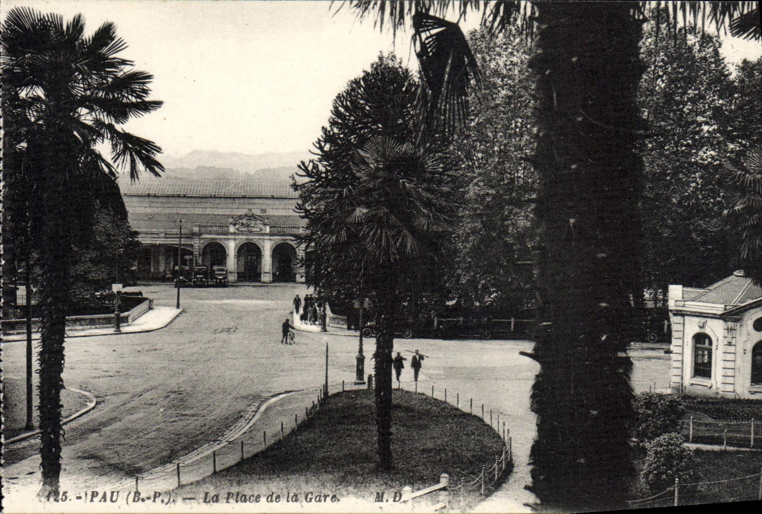 VINTAGE POSTCARD Pau the Place Of the Station