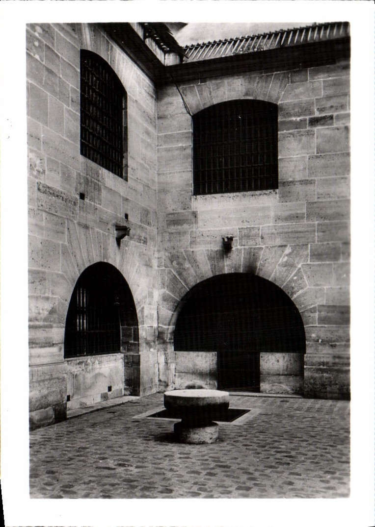 CPM Paris La Conciergerie Du Palais La Cour Des Femmes