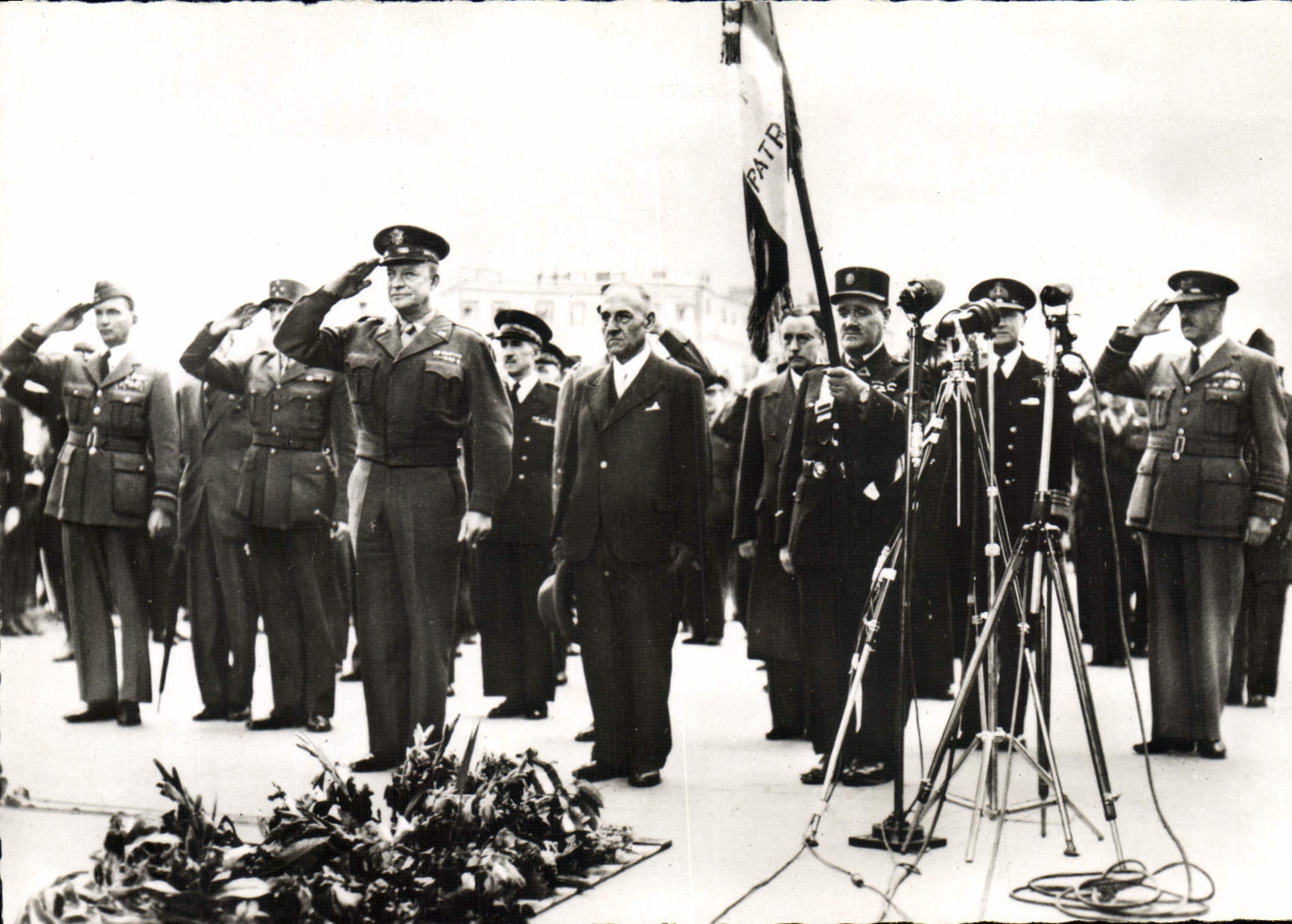 CPM Liberation De Paris Le general Eisenhower a la tombe du solda tinconnu Paris Arc de Triomphe Militaria