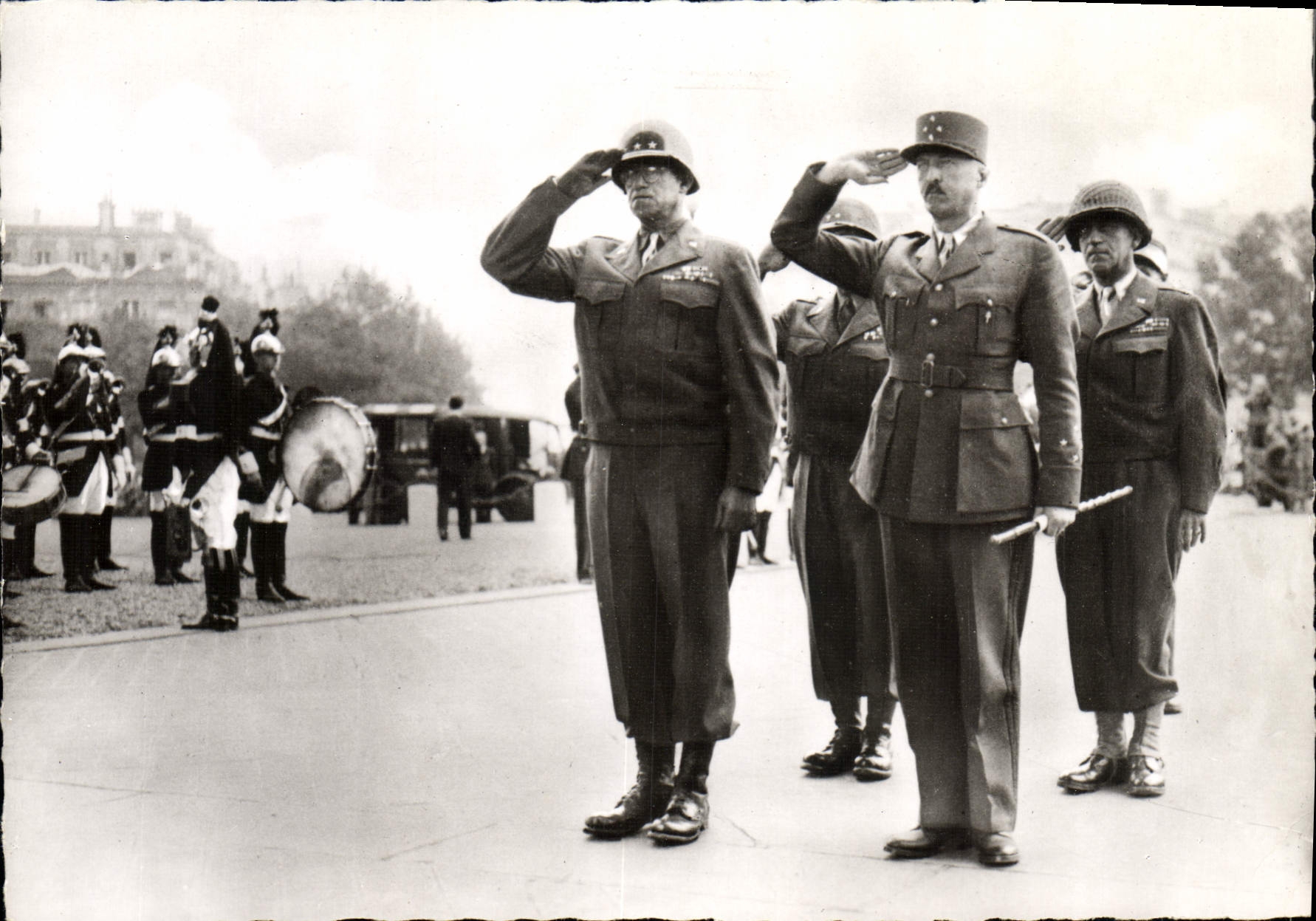 MODERN CARD Release Of Paris the General Bradley and general Koenig Militaria