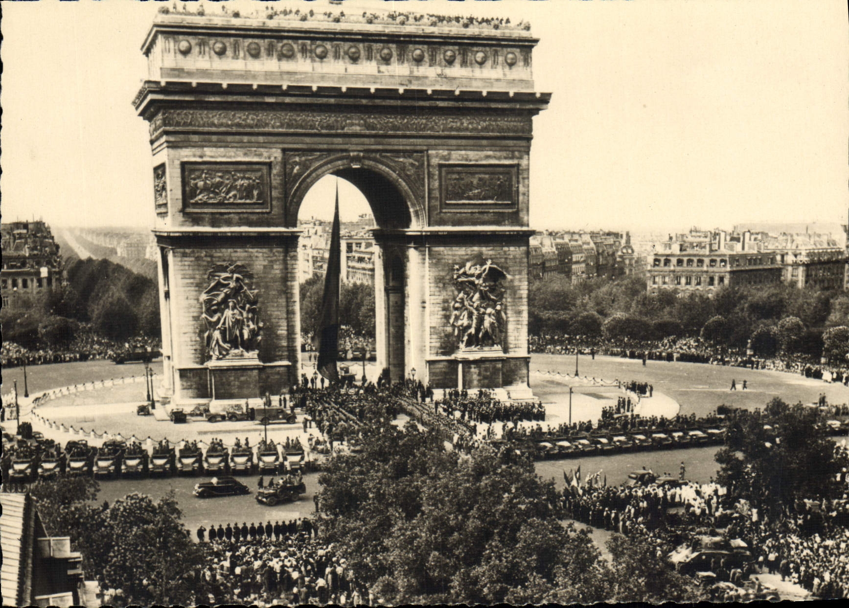 MODERN CARD Liberation Of Paris Arc de Triomphe Visits General de Gaulle in Militaria