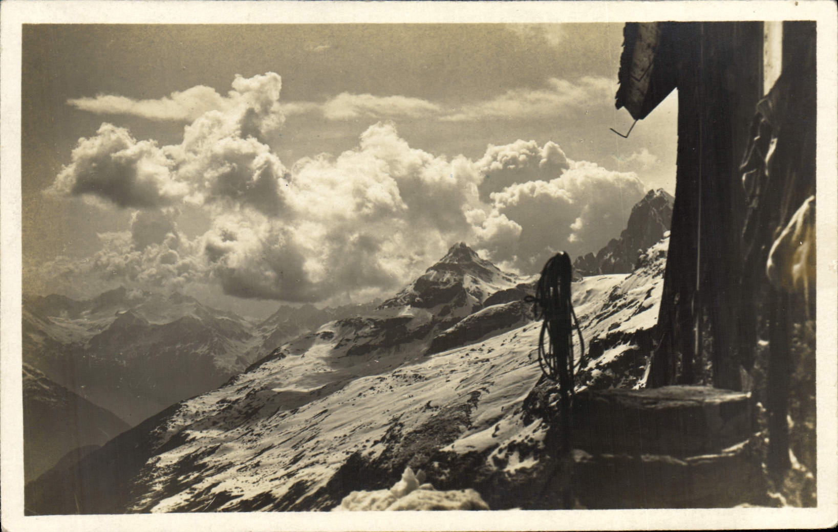 VINTAGE POSTCARD Hufihutte