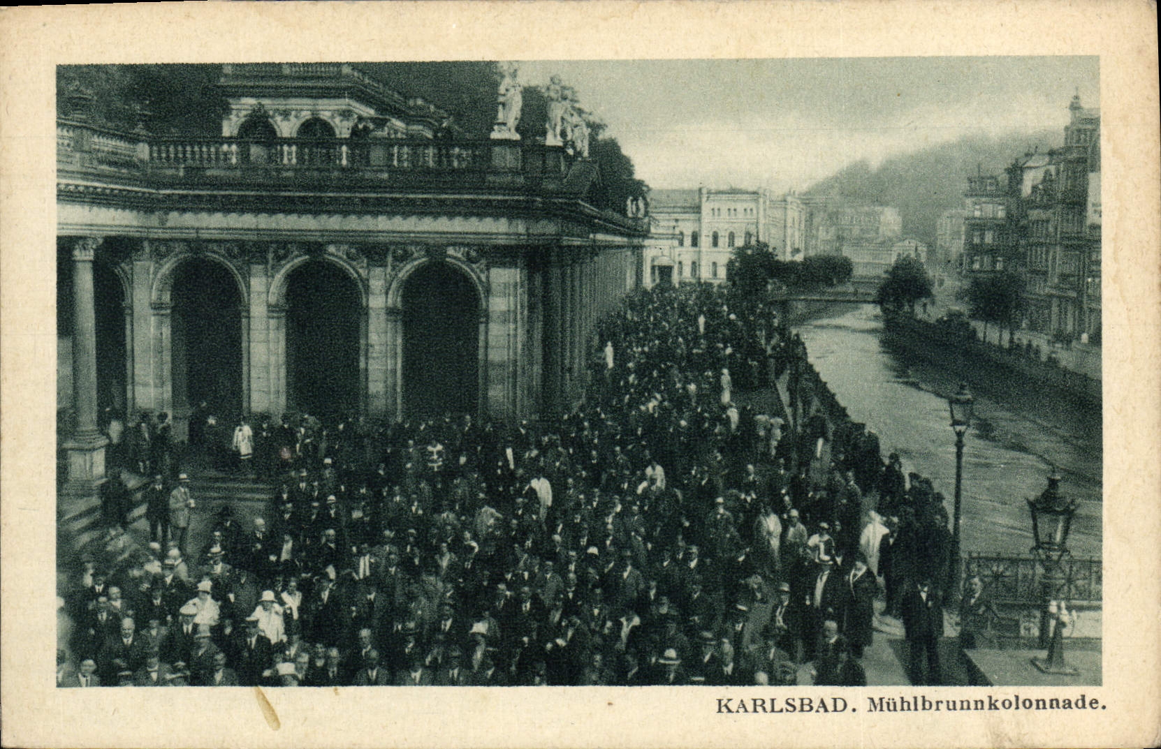 VINTAGE POSTCARD Karlsbad Muhibrunnkolonnade