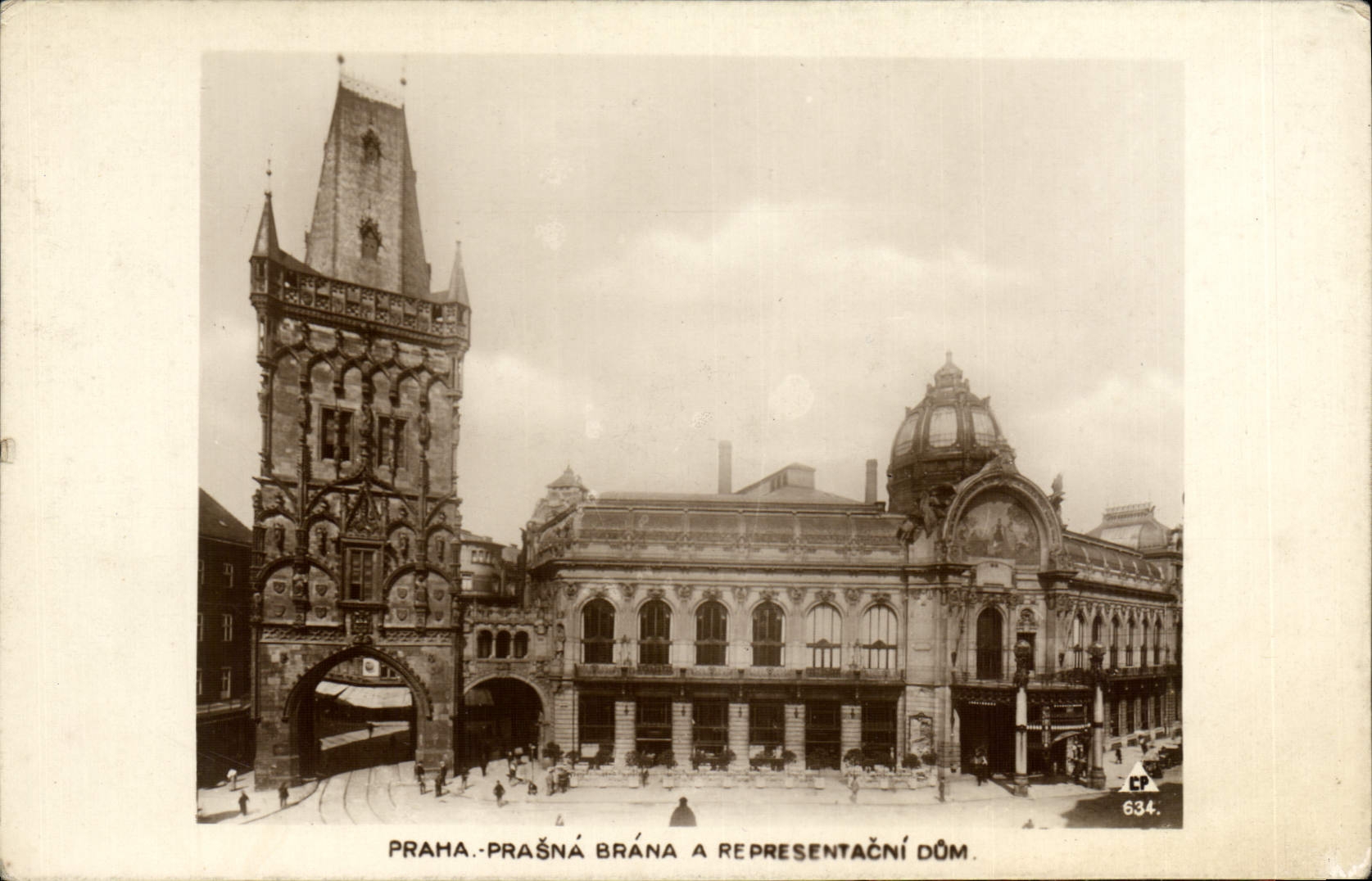 La POSTAL Praga Prasna Brana de la VENDIMIA tiene Dom de Representacni