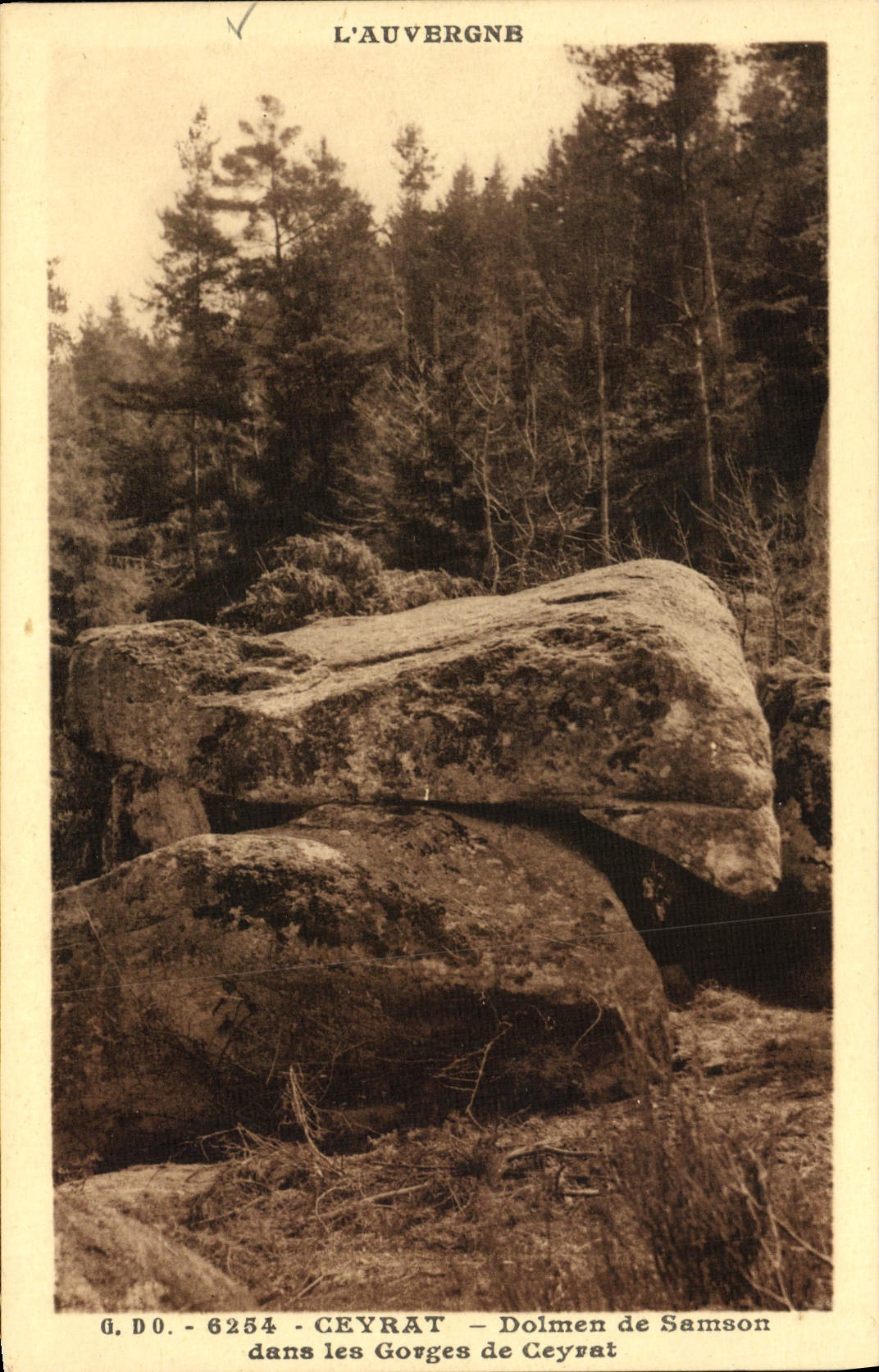 CPA L'Auvergne Ceyrat Dolmen De Samson Dans Les Gorges De Ceyrat