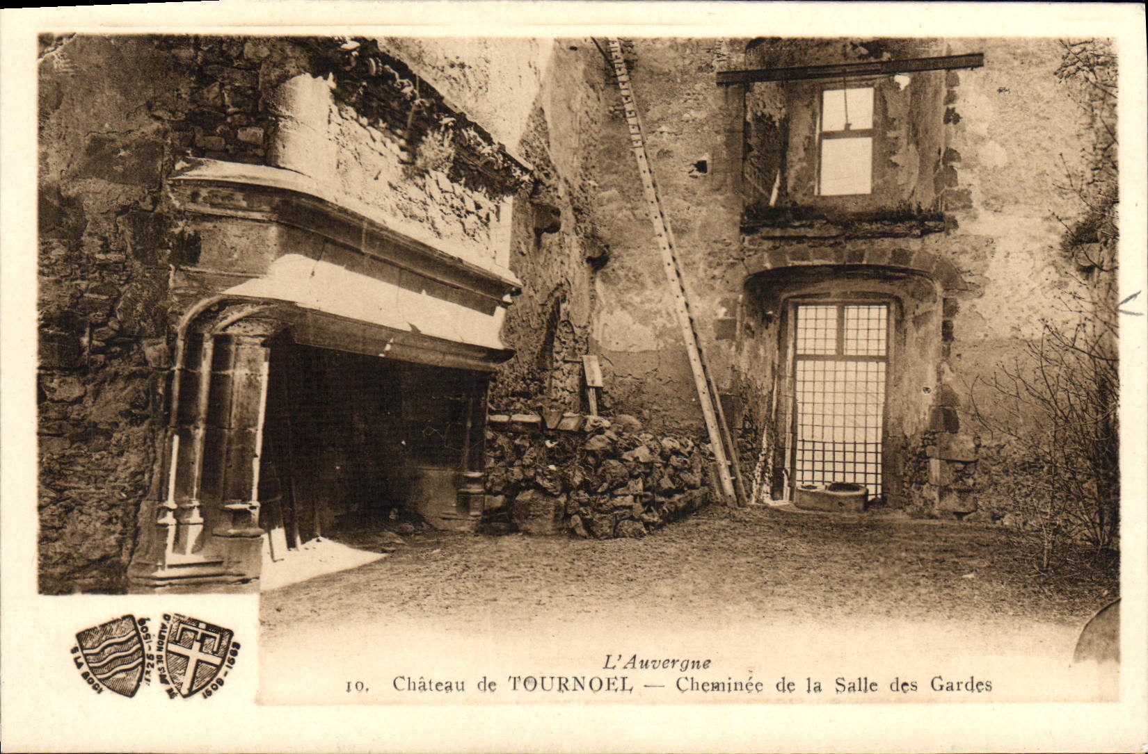 CPA L'Auvergne Chateau De Tournoel Cheminee De La Salle Des Gardes