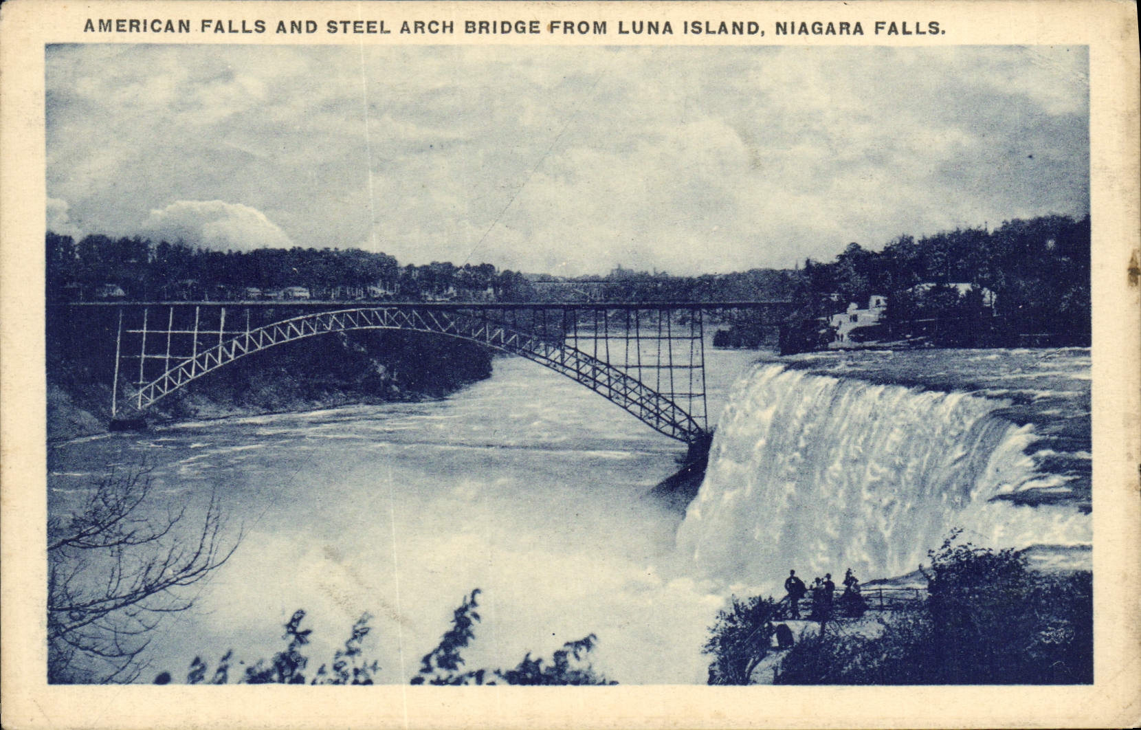 Catarata americana de la POSTAL de la VENDIMIA y puente de arco de acero a partir de la catarata de Nigara de la isla de Luma