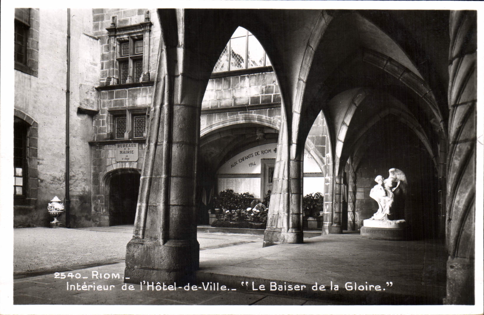 POSTAL Riom interior de la VENDIMIA de L ayuntamiento el beso de la gloria