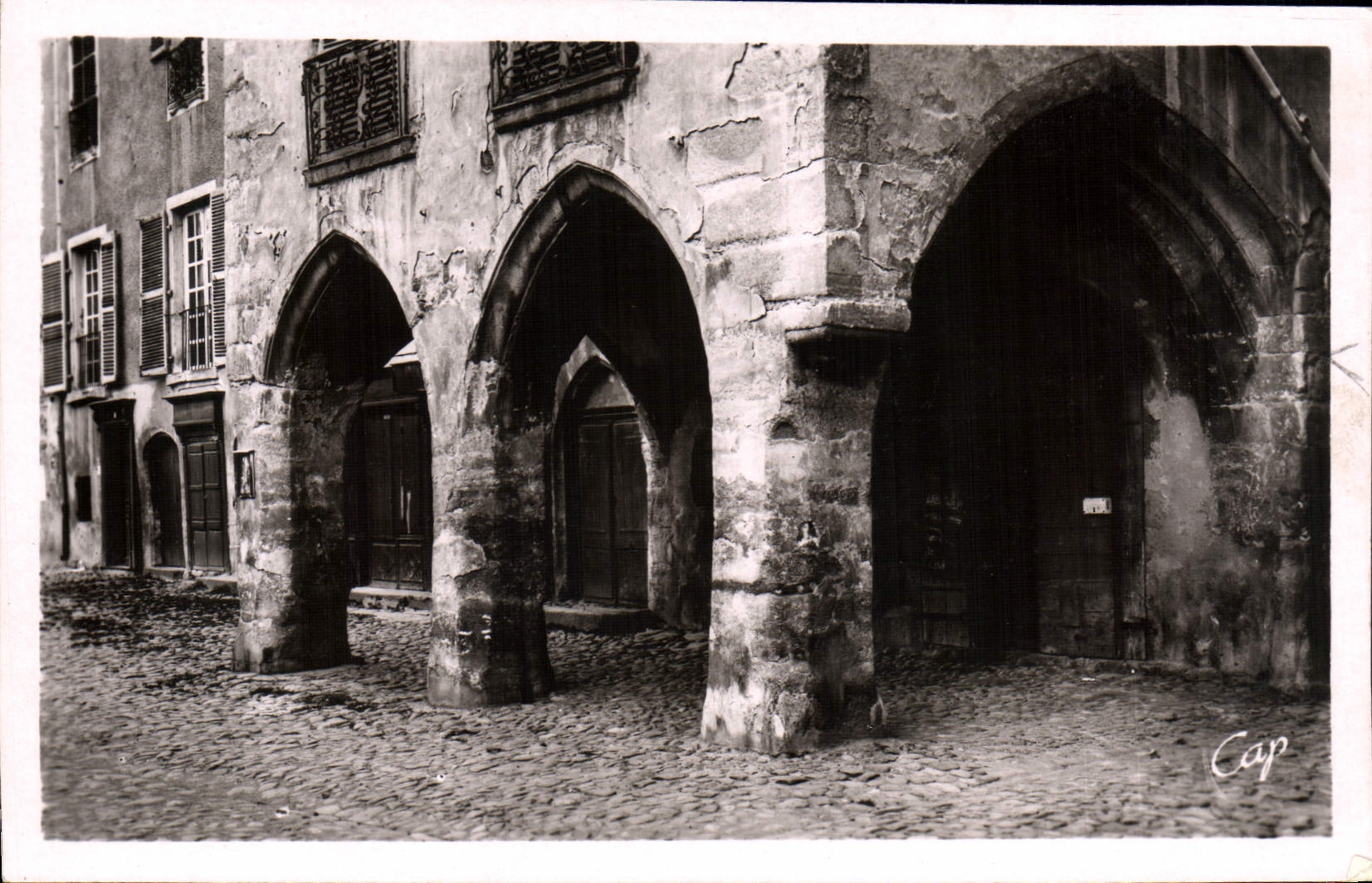 VINTAGE POSTCARD Issoire Maison has Arcades Places Republic