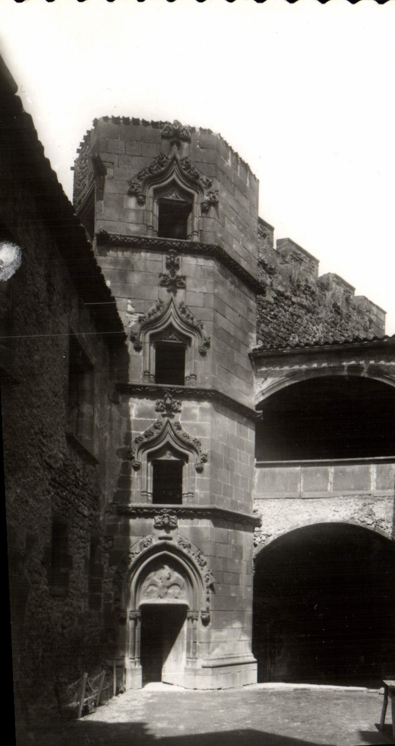 CPA L'Auvergne Chateau de Tournoel L'escalier Renaissance