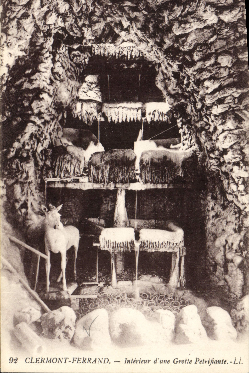 Interior de Clermont-Ferrand de la POSTAL de la VENDIMIA de Petrifying de Grotle