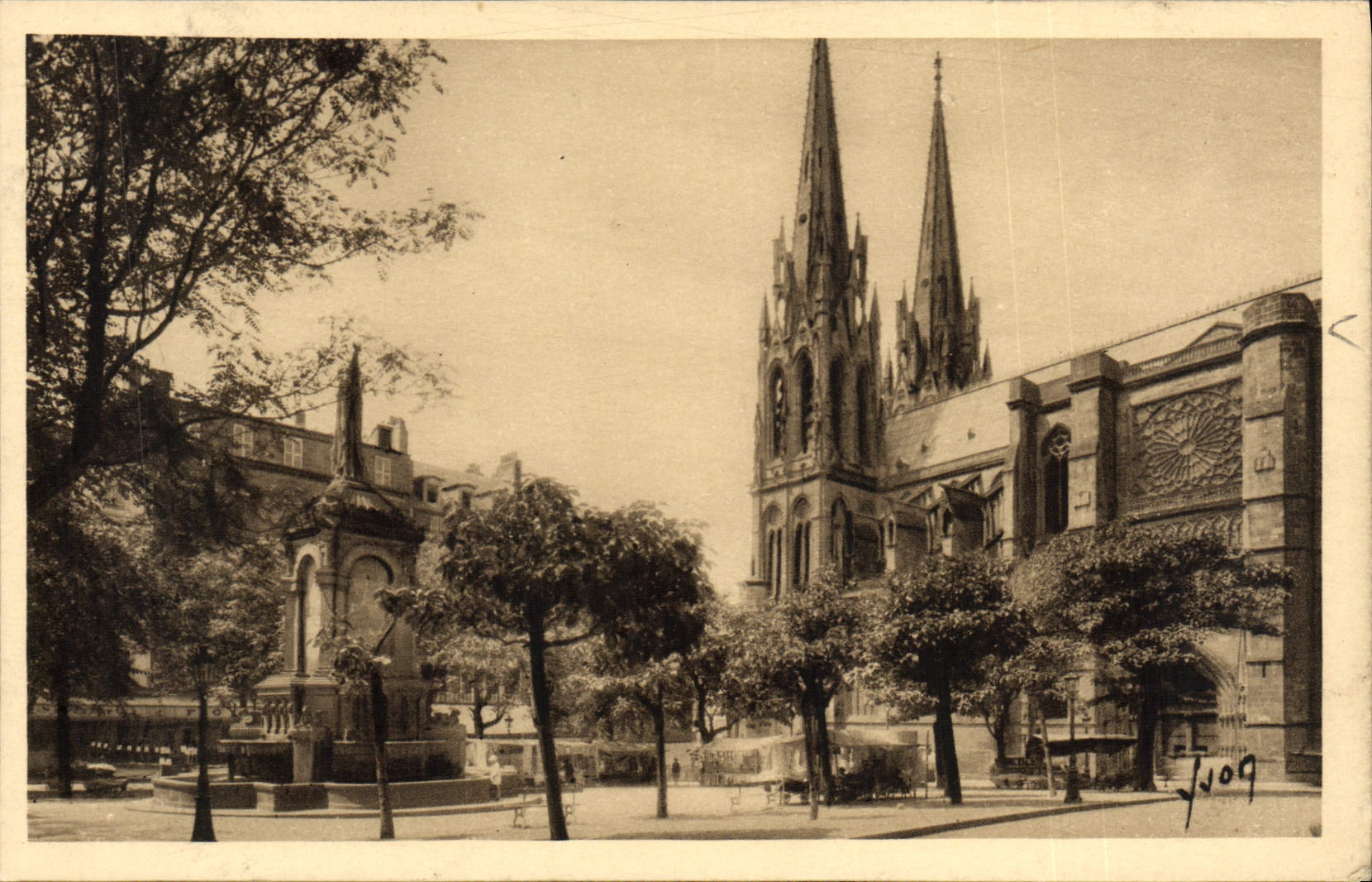 POSTAL Clermont-Ferrand Catedrale Notre Dame y lugar de la VENDIMIA del Victoire